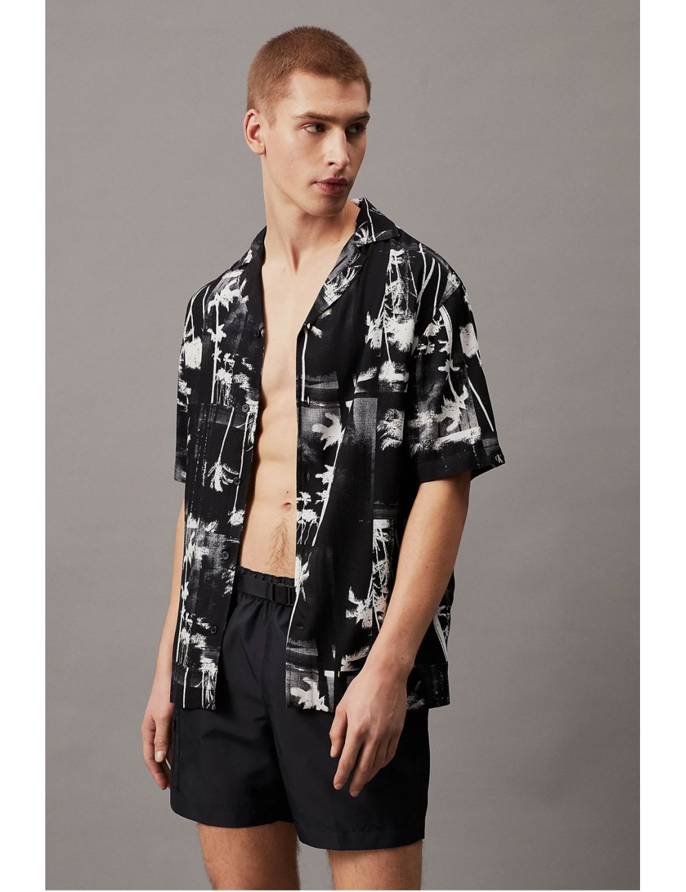 Camicia da spiaggia stampata - ck monogram km0km00970-ogl nero Camicia da spiaggia stampata - ck monogram km0km00970-ogl nero